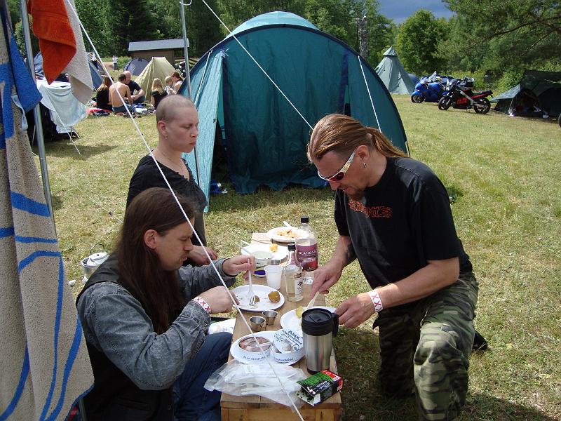 2008-06-28 12-33-25.JPG - Eva och Ulrik bjuder p sill lunch med snapps. Fina fisken